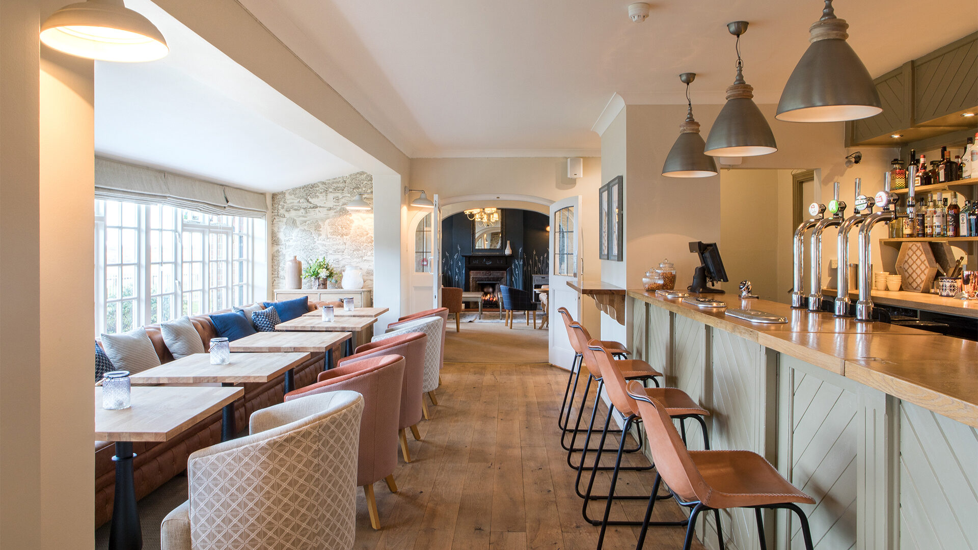 Taylors Bar & Lounge at Beaulieu Hotel & The Drift Inn